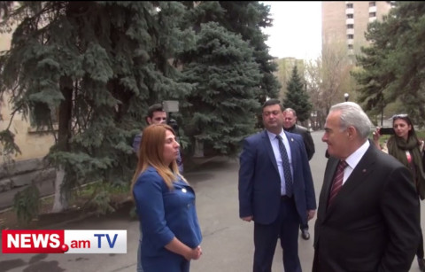 Զարուհի Փոստանջյանը Գալուստ Սահակյանից դրոշ է խնդրում