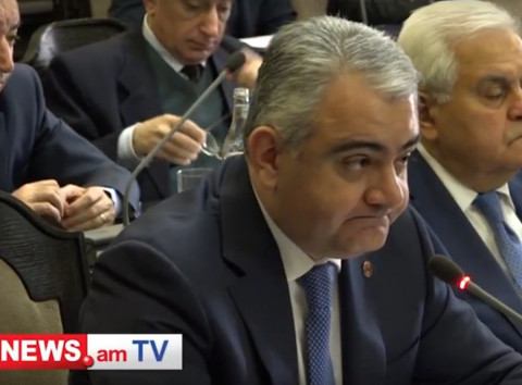 Վարչապետը կրկին զայրացավ Արման Սահակյանի վրա