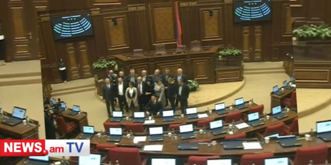 Թաթա Սիմոնյան ft Ազգային ժողով. պատգամավորների «Վերջին զանգն» ու «վինետկայի» նկարը