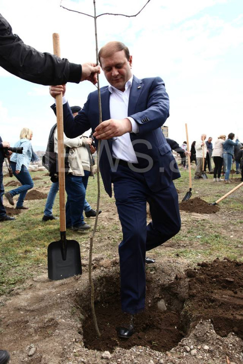 Ինչու՞ է Տարոն Մարգարյանը ծառատունկի գնացել կոստյումով