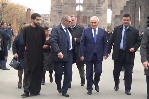 Թիկնապահները թույլ չտվեցին տարեց կնոջը մոտենալ Գալուստ Սահակյանին
