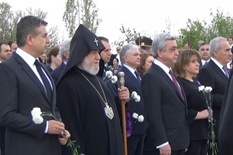 Սերժ Սարգսյանը առաջին տիկնոջ, կաթողիկոսի և վարչապետի հետ այցելեց Ծիծեռնակաբերդ