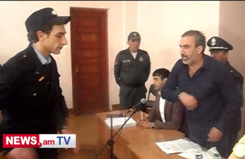 «Թու~, ձեր նամուսին». Արարատ Խանդոյանը դատարանում բարկացավ, դատարանը նրա նկատմամբ սանկցիա կիրառեց