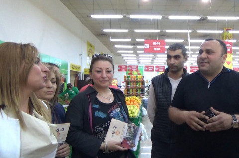 «Երևան Սիթի» սուպերմարկետի տնօրենը Զարուհի Փոստանջյանին հրավիրեց զբոսնելու