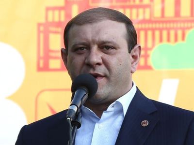 Տարոն Մարգարյանի առաջին դասարանի ուսուցչուհին եկել էր նրան ողջունելու