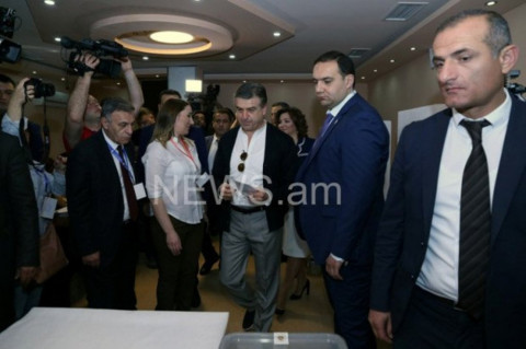 Կարեն Կարապետյանը քվեարկության էր եկել կնոջ ուղեկցությամբ