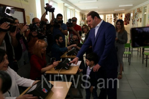 Տարոն Մարգարյանը քվեարկության էր եկել կնոջ, երկու որդիների, մոր և հորաքրոջ հետ