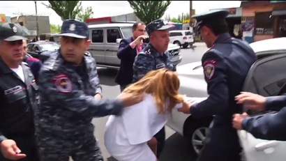 Փոստանջյանին բռնի ուժով դուրս են բերում Տարոն Մարգարյանի շտաբից, դստերը՝ բերման ենթարկում