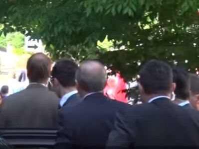 Էրդողանը դիտում է Վաշինգտոնում ցուցարարների վրա իր թիկնապահների հարձակումը
