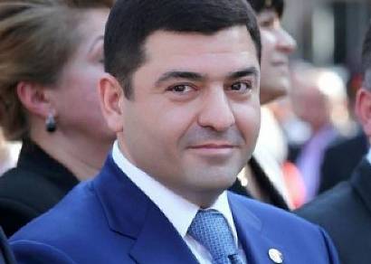 Արտակ Սարգսյանը ճողոպրում է լրագրողներից