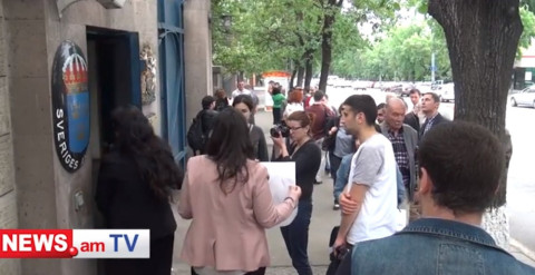 ԼԳԲՏ համայնքի դրոշը ծածանելու համար պահանջում են փակել ՀՀ-ում Մեծ Բրիտանիայի դեսպանատունը