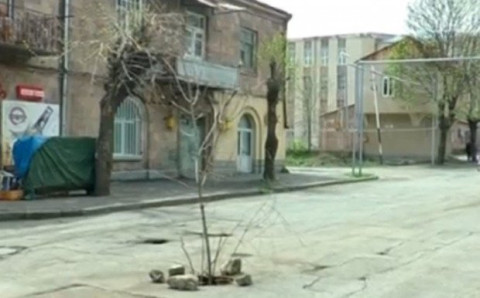 Վանաձորում բաց դիտահորերից զգուշանալու համար բնակիչները ճյուղեր են դրել դրանց մեջ