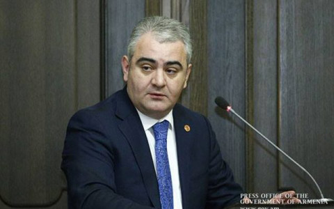 Կարեն Կարապետյանը այսօր Արման Սահակյանի վրա չբարկացավ, փոխարենը՝ հեգնանքով ժպտում էր