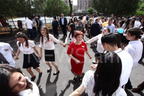 No comment. Դասղեկների պարը