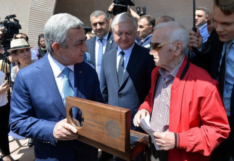 Երեւանում Շառլ Ազնավուրին հանձնեցին իր տուն֊թանգարանի բանալին