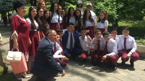 Ինչպես են զվարճանում ՀՀԿ-ական պատգամավորները երեխաների հետ