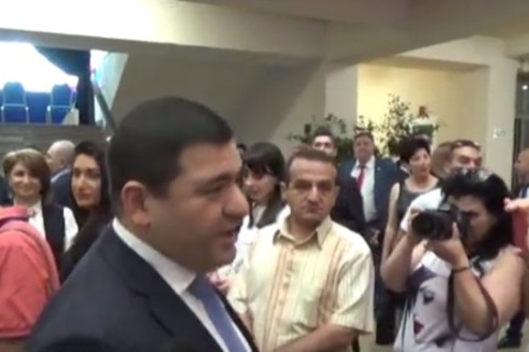 Թողեք, հյուր եմ եկել. Արտակ Սարգսյանը խուսափում է լրագրողների հարցերից
