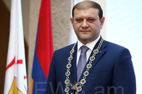 «Երկիր ծիրանին» ներկա չէր, «Ելքը» ոտքի չկանգնեց. կայացավ Տարոն Մարգարյանի երդման արարողությունը