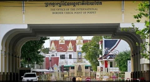 Власти Камбоджи депортировали более 600 тайцев, предположительно причастных к онлайн-мошенничеству