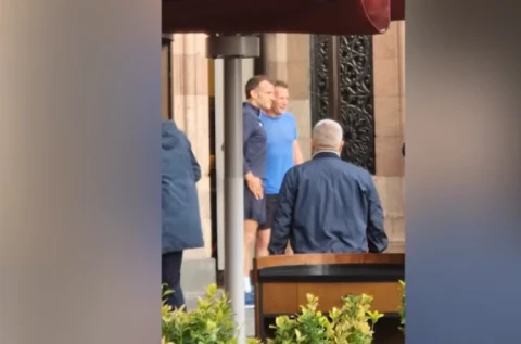 Макрон в спортивной одежде появился на площади Республики в Ереване: он с двумя большими собаками