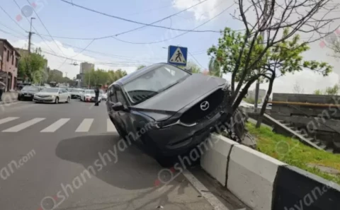 Բուսաբանական այգու դիմաց բախվել են Toyota Camry-ն և Mazda CX-5–ը․ վերջինս հայտնվել է բետոնե արգելապատնեշի վրա