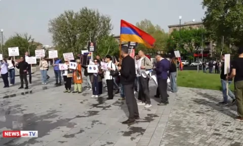 Арцахцы проводят мирную акцию в Ереване параллельно саммиту Европейского политического сообщества
