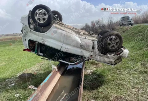 Արագածոտնում Mitsubishi Pajero-ն բախվել է հողաթմբին և գլխիվայր հայտնվել երկաթե ջրախողովակի վրա. կա վիրավոր