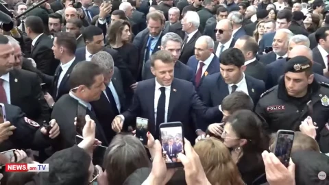 Макрон общается с жителями Гюмри: прозвучали аплодисменты и фраза «Vive la France!»