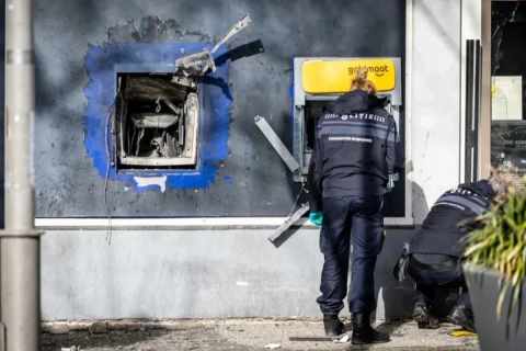 В центре Праги неизвестные взорвали банкомат и украли деньги