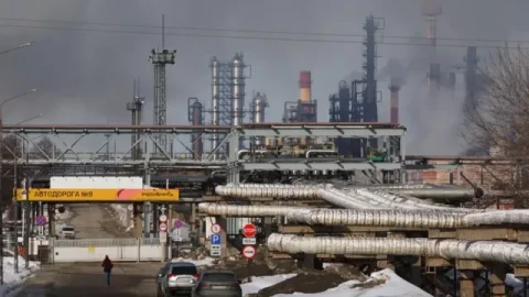 Украинские дроны второй раз за 8 дней ударили по одному из крупнейших российских НПЗ в Перми