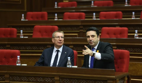 Спикер парламента Армении поблагодарил президента Латвии за поддержку демократических процессов в республике