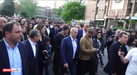 Участники митинга блока «Армения» проводят шествие к Первопрестольному Святому Эчмиадзину