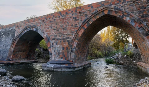 Կարմիր կամրջի տակ քաղաքացիներ են արգելափակվել. օգնության են հասել փրկարարները