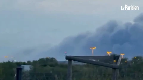 У аэропорта Шарль-де-Голль в Париже вспыхнул крупный пожар