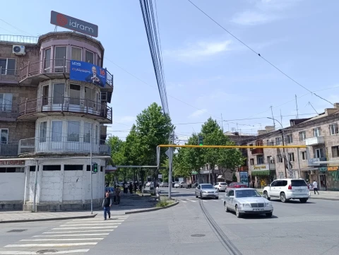 «Этк»: Предвыборный плакат правящей в Армении партии на многоквартирном доме в Эчмиадзине
