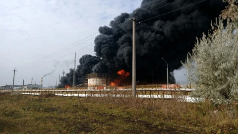 В ходе атак БПЛА загорелись завод «Газпрома» под Астраханью и крупнейшая нефтяная станция на Урале