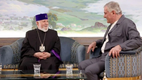 Newspaper: Catholicos’ visit to Strong Armenia party leader Samvel Karapetyan upsets PM Pashinyan