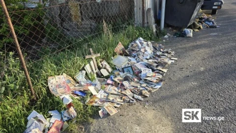 Иконы из армянской церкви в Ахалцихе вынесли и сложили возле мусорного бака