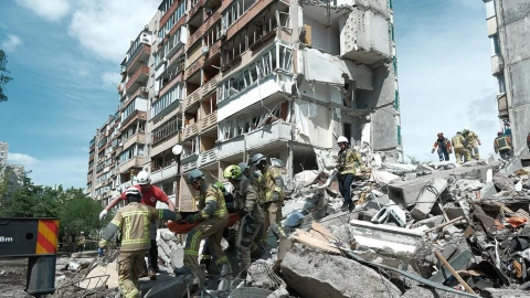 В Киеве объявили траур после гибели 24 человек после удара российской ракеты по девятиэтажке