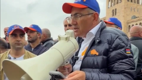 Կիսատ Հայաստանի քարտեզ ինձ պետք չէ. քաղաքացին հրաժարվեց վերցնել Փաշինյանի քարտեզը