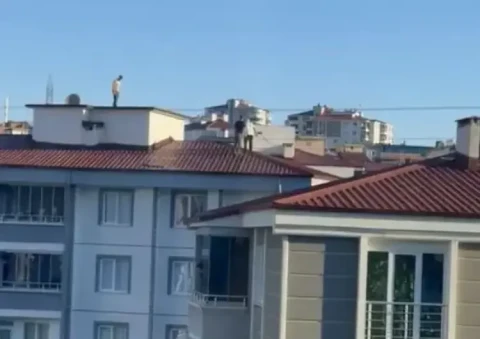 В турецком городе посреди улицы упал беспилотник