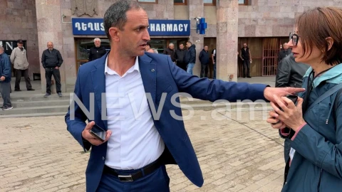 «Յեքա կնիկ ես…վարչապետն ա եկել». Սպիտակի համայնքապետի տեղակալը հարվածեց «Ազատության» տեսախցիկին (վիդեո)
