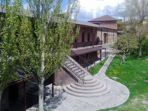 Մայր Աթոռի «Թրբանճյան Ընծայարան» ավագ դպրոցը հայտարարում է 2026-2027  ուստարվա ընդունելություն