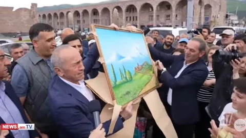 Роберту Кочаряну дети из Спитака подарили картину Хор Вирапа и Арарата
