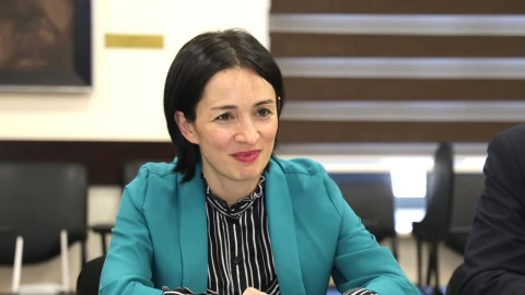 Глава МОНКС Армении обратилась к школьникам: Выходите во двор, общайтесь с друзьями и гуляйте