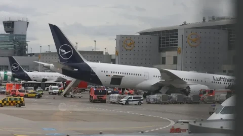 В аэропорту Франкфурта неожиданно обрушилась стойка шасси самолёта Lufthansa: есть раненые
