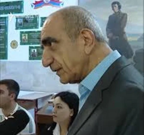«Սենց չի կարելի». 9/51 տեղամասում քվեարկությունը կաթվածահար է. 3 սարքի կտրոններն էլ չեն համապատասխանում մատյանի թվերին
