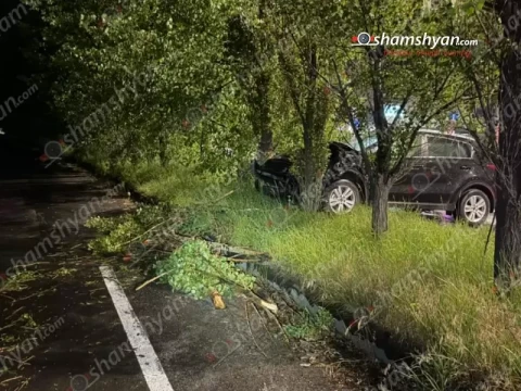 «Մուլտի» բենզալցակայանի մոտ բախվել են Mitsubishi-ն ու Kia-ն. վերջինս հայտնվել է գազոնում. կա վիրավոր