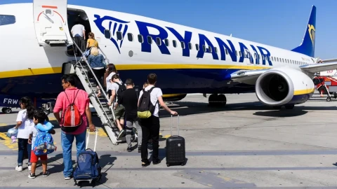 Британский регулятор начал расследование против Ryanair из-за платы за места рядом с детьми