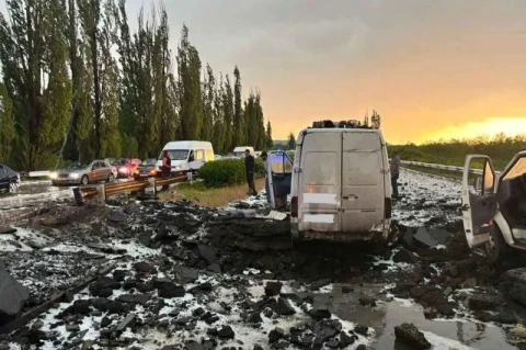 В Армении спасатели и полицейские помогли гражданам, оказавшимся заблокированными в результате обрушения моста